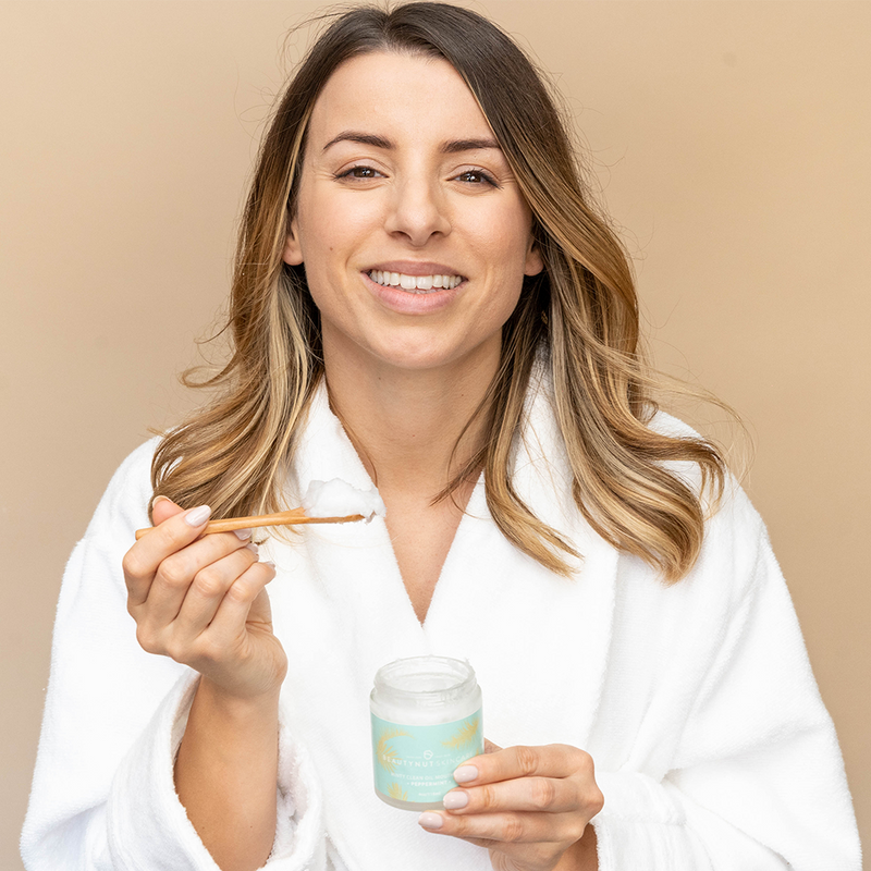 This refreshing mint-infused coconut oil pull is formulated to help support happy teeth, gums, and overall oral health. 